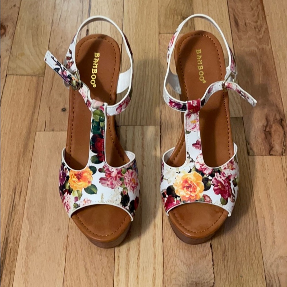 White floral wedge **NEW**